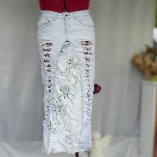 Rock upcycling Jeansrock hell mit Rissen